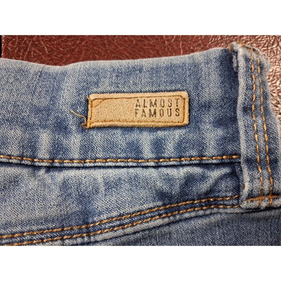 Almost Famous Premium Women’s Size 7 Light Wash Mid Rise Denim Jeans NWT - Picture 9 of 16